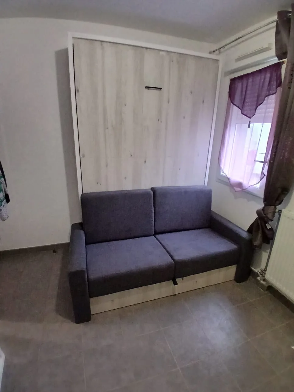 Vertikalni sa sofom zidni krevet — Rosha Craft Industrie